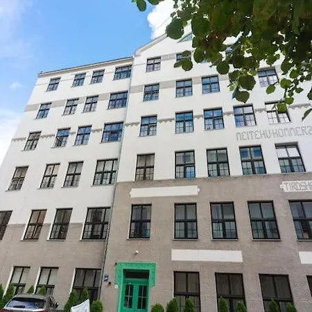 Colourpop: Luxurious Uptown In *